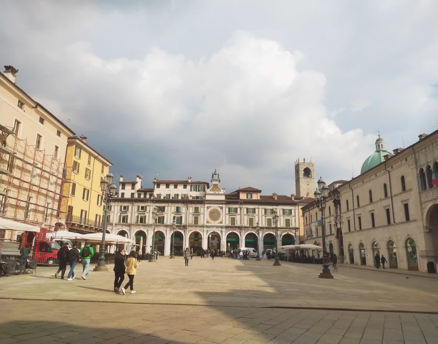 Visita guidata di Piazza Loggia - Itinerari guidati di Brescia - Tour delle piazze di Brescia