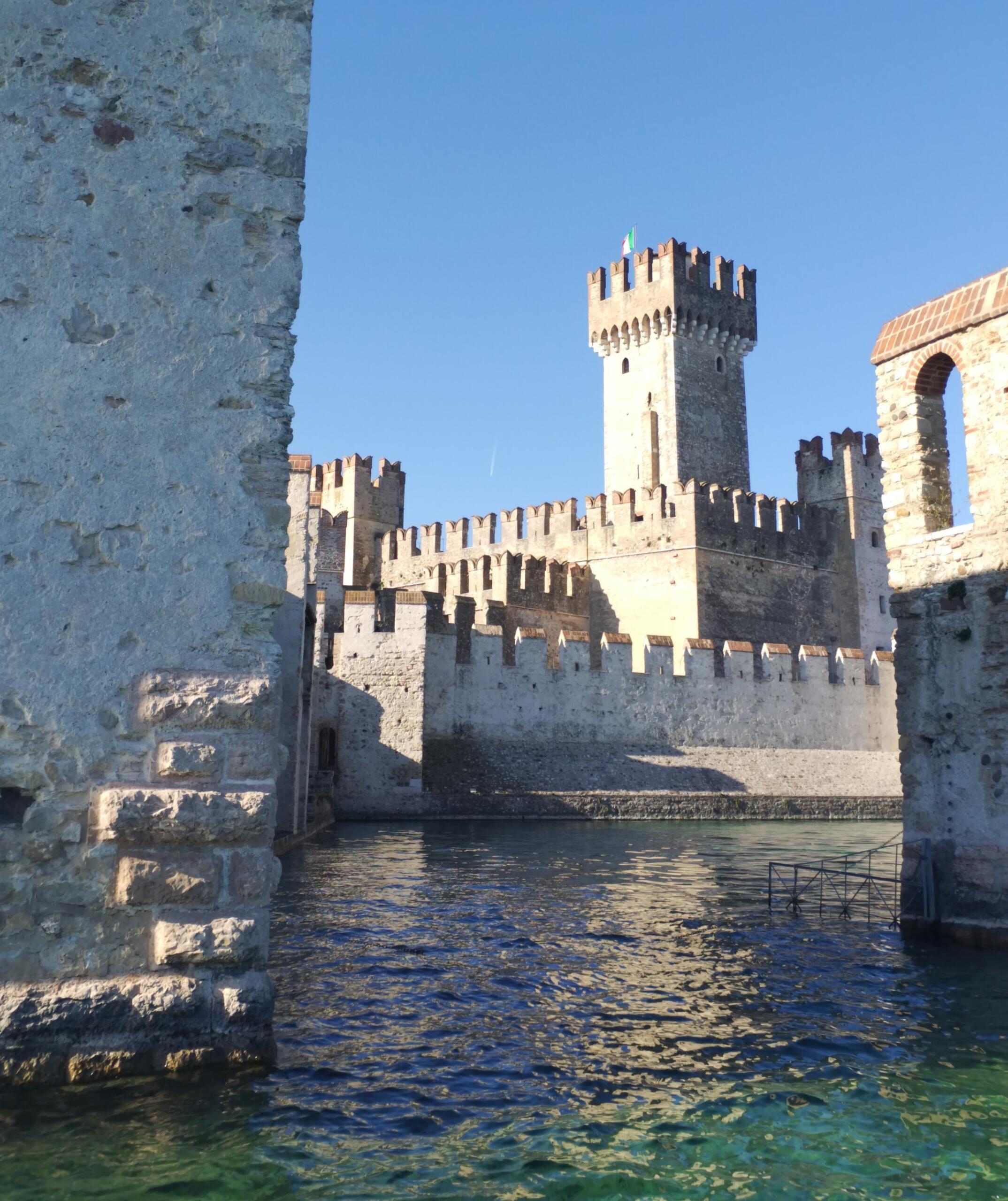 Visita guidata della rocca di Sirmione - Itinerario turistico del castello scaligero - Tour di Sirmione - Maddalena Carnaghi - La mia guida di Brescia - regala una visita